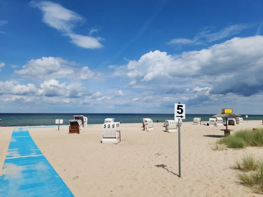 Kurort nadmorski nad Bałtykiem, w Kiel.