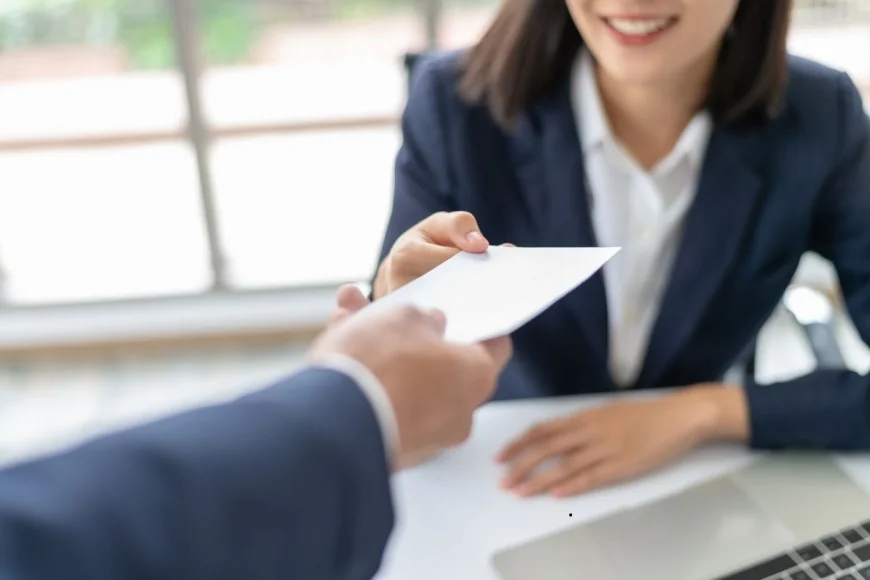 Masz wrażenie, że inni zarabiają więcej? Ten trik zmusza firmę do odpowiedzi