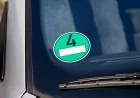 Zielona naklejka na przednią szybę w aucie – co oznacza Umweltplakette i kto musi ją mieć?