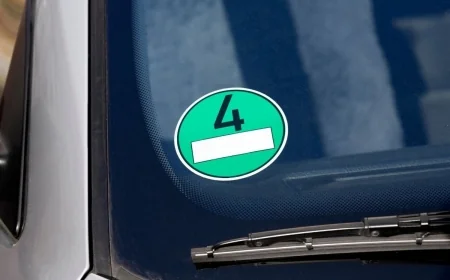 Zielona naklejka na przednią szybę w aucie – co oznacza Umweltplakette i kto musi ją mieć?