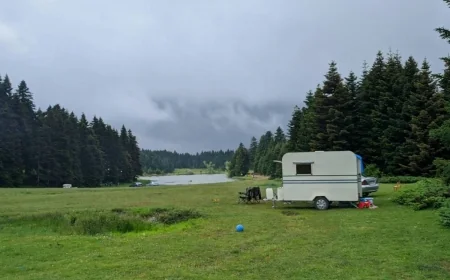 Spanie pod gwiazdami w Niemczech – co wolno, a co grozi mandatem? Zasady biwakowania, nocowania w aucie i „dzikiego campingu”