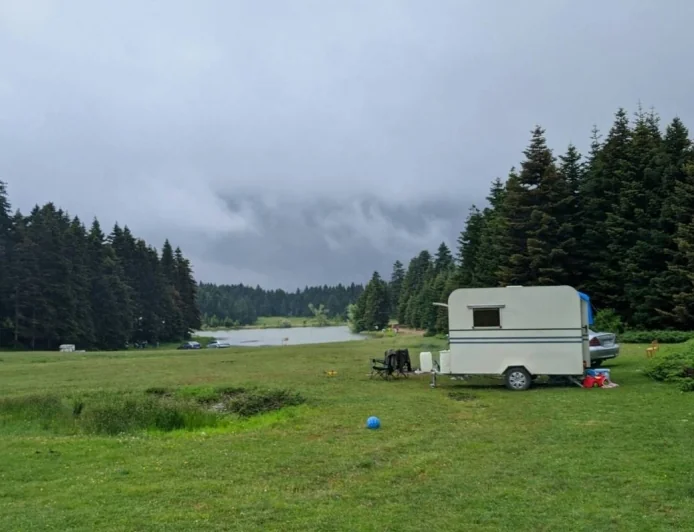 Spanie pod gwiazdami w Niemczech – co wolno, a co grozi mandatem? Zasady biwakowania, nocowania w aucie i „dzikiego campingu”