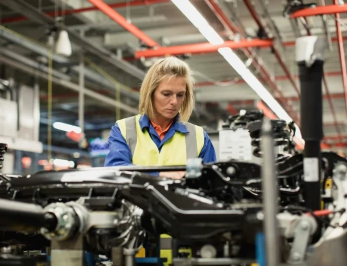 Raport -Niemcy 2025- Ryzyko utraty etatu , i dlaczego nawet „bezpieczne” branże zaczęły pękać