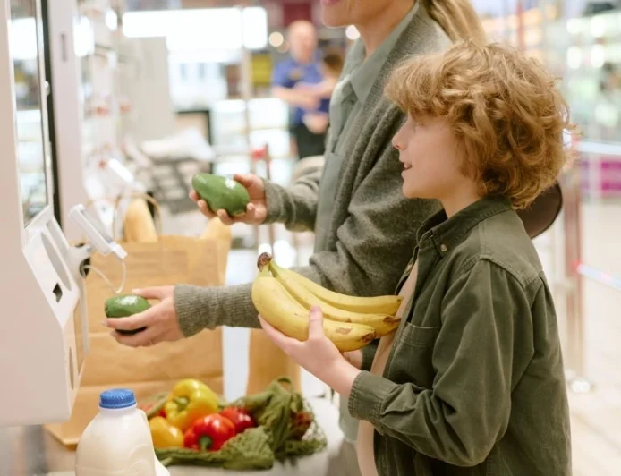 Cyfryzacja supermarketu: kasy samoobsługowe – rewolucja czy pułapka?