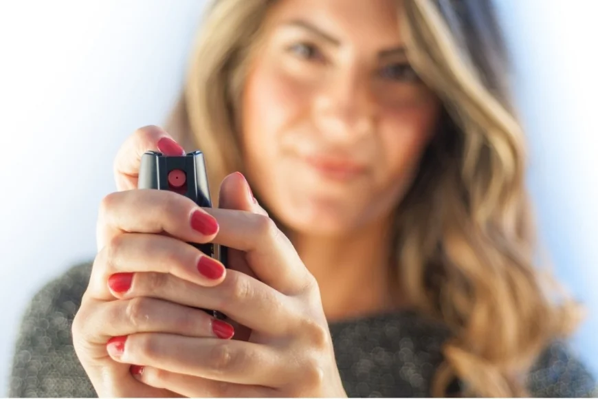 Nóż, gaz, paralizator w Niemczech: co wolno nosić przy sobie, co w samochodzie, a co tylko w domu