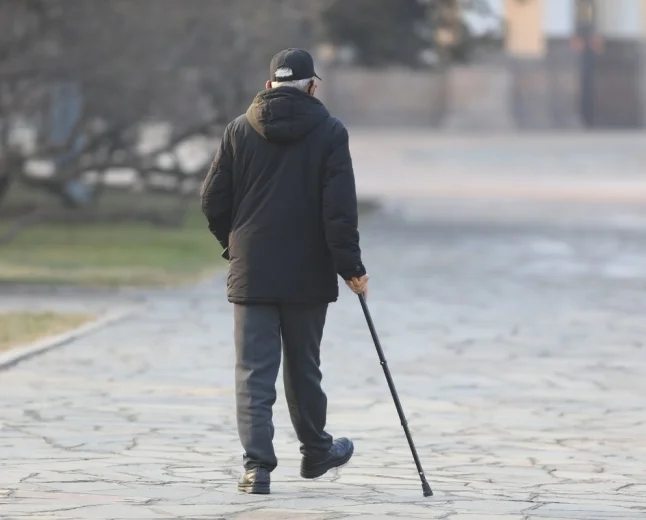 65 lat i ani jednego dnia składkowego. Co wtedy z emeryturą? Polski system potrafi brutalnie zaskoczyć